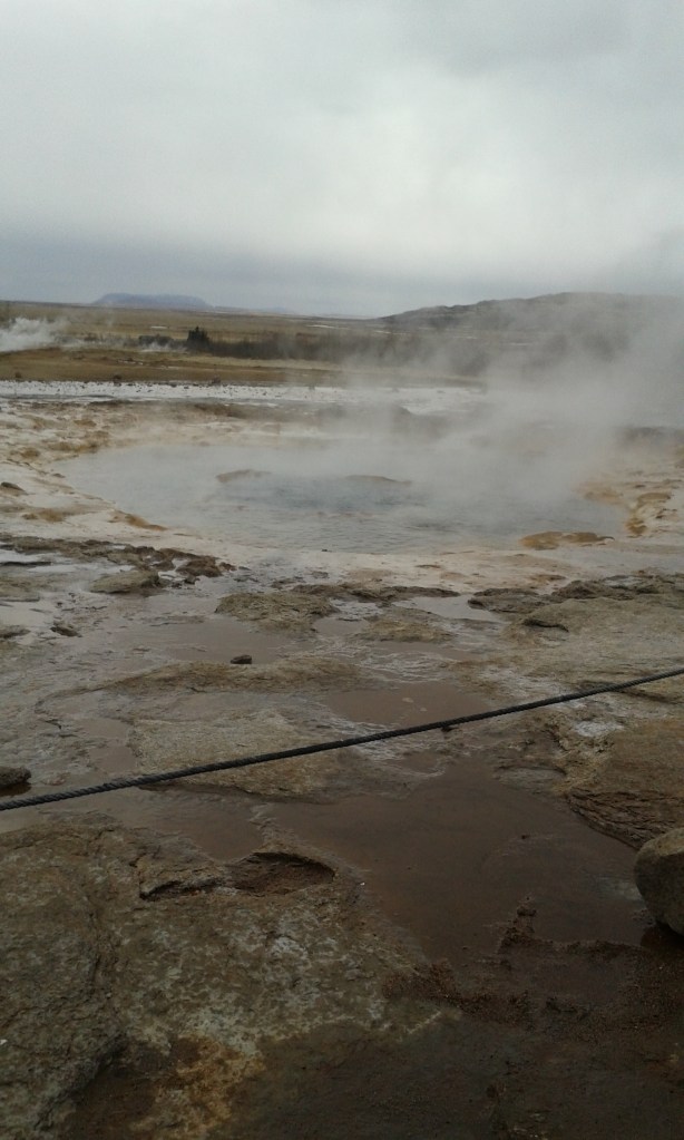 Un  izvor hidrotermal cu aspect de crater selenar