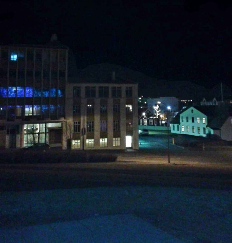 Panta colinei Arnarholl, bulevardul Laekjargata și piața Laekjartorg