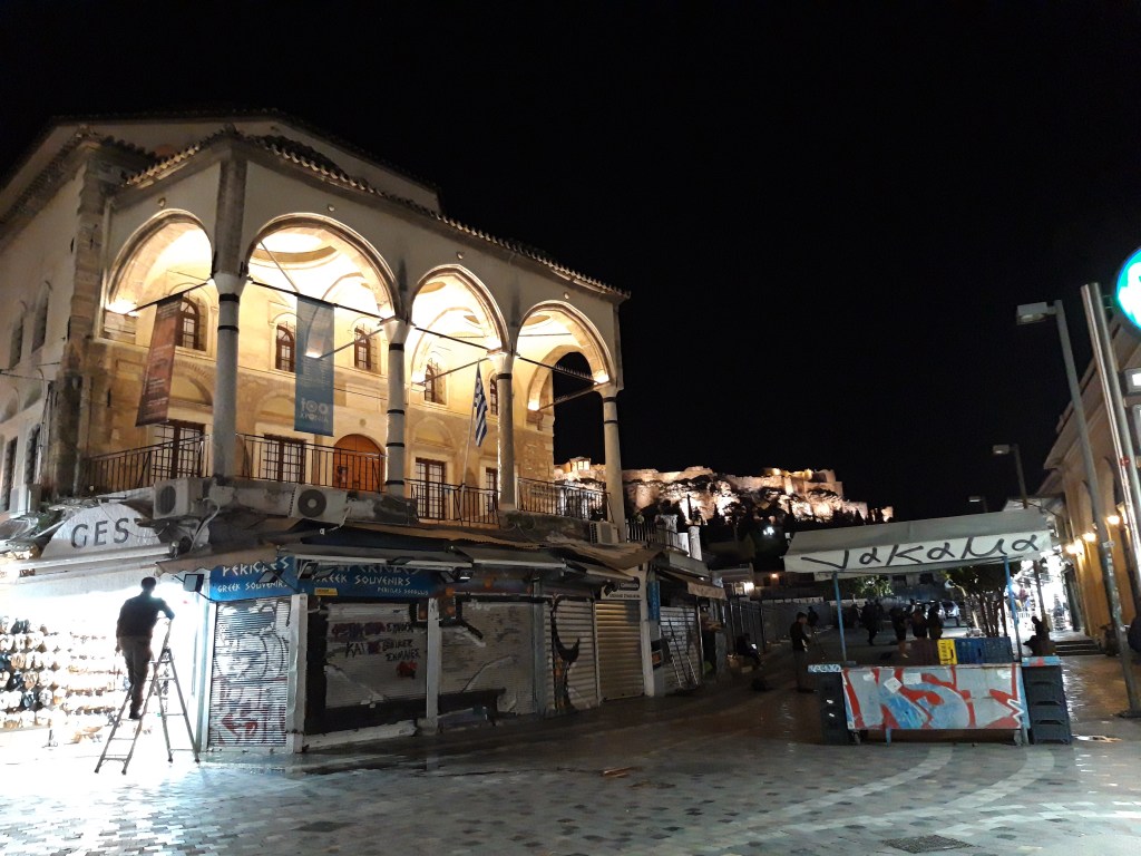 Moscheea Tzisdarakis (Muzeul Artei Populare din Atena)  și Acropole, în plan  secund