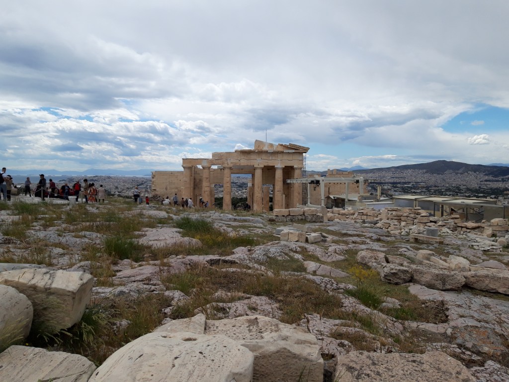 Propileele și locul unde se înălța statuia Atenei Promahos