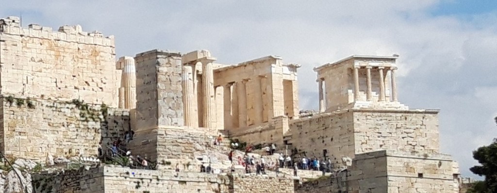 Monumentul lui Agrippa/Eumenes II, Propileele și Templul Atenei Nike